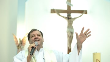 Padre Ticão celebra missa em 10 de abril de 2012. Ele morreu neste dia 1º de janeiro, aos 68 anos. Foto: DANIEL TEIXEIRA/ESTADÃO