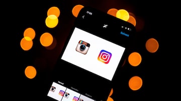 Foto mostra a logomarca do Instagram, que completa10 anos de existência em outubro de 2020. Foto: Lionel Bonaventure / AFP