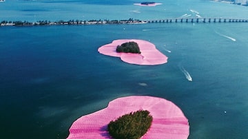 Ilha embrulhada pelos artistas Christo eJeanne-Claude na Florida entre1980-83