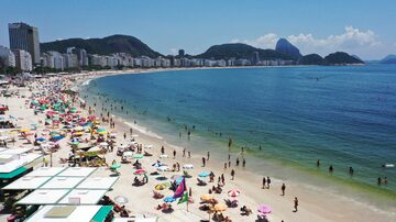 Vista Geral da praia de Copacabana, zona sul do Rio de Janeiro, que foi visitada por Alan Pauls quando garoto. Foto: Pedro Kirilos / Estadão