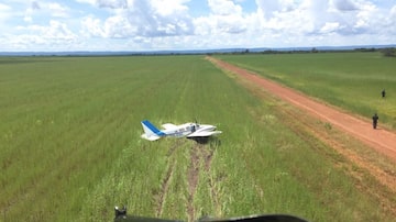 O piloto conseguiu fugir, mas não teve tempo de retirar a droga do avião. Foto: FAB/PF/Divulgação