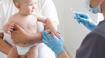 Pediatrician makes vaccination to small boy. Foto: Angelov/Adobe Stock 