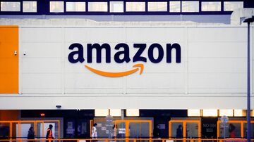 The logo of Amazon is seen at the company's logistics center in Bretigny-sur-Orge, near Paris, France, December 7, 2021. REUTERS/Gonzalo Fuentes. Foto: Gonzalo Fuentes/REUTERS
