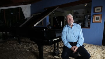 Nelson e seu piano. Foto: WILTON JUNIOR/ESTADÃO
