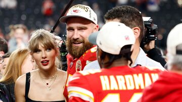 Las Vegas (United States), 12/02/2024.- Kansas City Chiefs tight end Travis Kelce (C) and US singer Taylor Swift (L) celebrate the Chiefs victory over the 49ers in the overtime of Super Bowl LVIII between the Kansas City Chiefs and the San Fransisco 49ers at Allegiant Stadium in Las Vegas, Nevada, USA, 11 February 2024. The Super Bowl is the annual championship game of the NFL between the AFC Champion and the NFC Champion and has been held every year since 1967. EFE/EPA/JOHN G. MABANGLO. Foto: JOHN G. MABANGLO