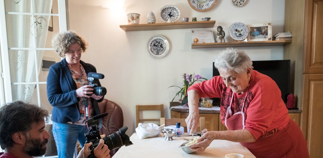 A criadora do canalVicky BennisongravandoRosa Turri enquanto ensinaa fazermacarrão em sua casa, emFaenza, na Itália. Foto: Francesco Lastrucci/The New York Times