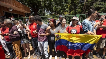 Apoiadores de Nicolás Maduro formam cordão no entorno da embaixada da Venezuela em Brasília. Foto: Joedson Alves/EFE