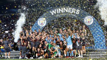 Piraeus (Greece), 16/08/2023.- Manchester City players celebrates with the trophy after winning the UEFA Super Cup soccer match between Manchester City and Sevilla FC at Karaiskakis Stadium in Piraeus, Greece, 16 August 2023. (Grecia, Pireo) EFE/EPA/PANAGIOTIS MOSCHANDREOU
. Foto: PANAGIOTIS MOSCHANDREOU/ EFE