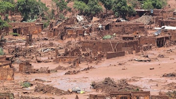 Rompimento da barragem da Samarco arrasou o subdistrito de Bento Rodrigues, em Mariana (MG). Foto: Márcio Fernandes/Estadão