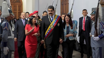 FILE PHOTO: Venezuela's President Nicolas Maduro (C), his wife Cilia Flores (front R) and National Constituent Assembly President Delcy Rodriguez (front L) arrive for a session of the assembly at Palacio Federal Legislativo in Caracas, Venezuela, September 7, 2017. To match Special Report: VENEZUELA-POLITICS/HATELAW. Miraflores Palace/Handout via REUTERS/File Photo ATTENTION EDITORS - THIS PICTURE WAS PROVIDED BY A THIRD PARTY. NO RESALES. NO ARCHIVES. Foto: Palácio de Miraflores/Divulgação/Reuters