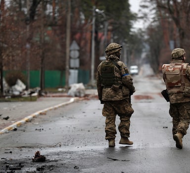 Soldados ucranianos patrulham a cidade de Irpin
