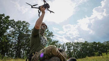 A student of the school for drone pilots practices during a lesson, amid Russia's attack on Ukraine, in an undisclosed location, Ukraine, June 30, 2023. REUTERS/Alina Smutko. Foto: Alina Smutko/Reuters