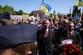 Manifestantes jogam líquido vermelho em embaixador russo em cemitério de guerra na Polônia