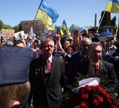 Warsaw (Poland), 09/05/2022.- Russian ambassador to Poland, Siergiej Andriejew (C) was doused with red paint by participants of a protest against Russia's invasion of Ukraine during his attempt to lay flowers at the Cemetery-Mausoleum of Soviet Soldiers in Warsaw, Poland, 09 May 2022. On May 09, Russia celebrates the day of victory over Nazi Germany. (Protestas, Alemania, Polonia, Rusia, Ucrania, Varsovia) EFE/EPA/Leszek Szymanski POLAND OUT
