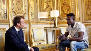 Mamoudou Gassama (D), imigrante do Mali, foi recebido pelo presidente francês Emmanuel Macron, que o parabenizou pelo ato de coragem. Foto: AFP PHOTO / POOL / Thibault Camus