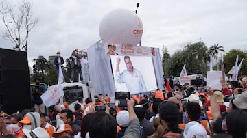 O ex-presidente do Equador, Rafael Correa, aparece em vídeo durante comício do candidato derrotado Andrés Arauz. Foto: Johanna Alarcon/REUTERS