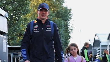 Max Verstappen e sua enteada, Penelope, no GP da Austrália. Foto: Reprodução/X @verstappenews