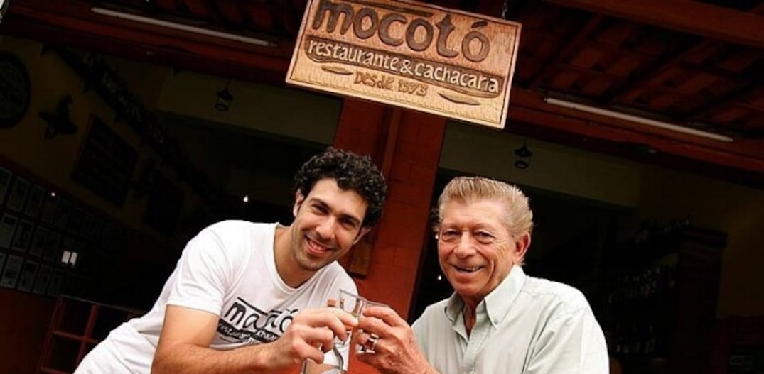 Na foto, o chef Rodrigo Oliveira posa com seu pai, o fundador do restaurante Mocotó da Vila Medeiros, em São Paulo. Foto: Valéria Gonçalvez/Estadão