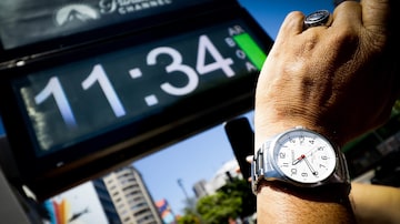 SP - RELÓGIOS/RUA - GERAL - No primeiro dia de provas do Exame Nacional do Ensino Médio (ENEM),  relógios de rua são vistos adiantados em 1 hora, sendo que esse ano foi excluido o horario de verão no Brasil. 03/11/2019 - Foto: ELIANE NEVES/FOTOARENA/FOTOARENA/PAGOS. Foto: Eliane Neves/FotoArena