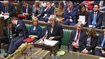 A premiê britânica, Theresa May, discursa no Parlamento para defender acordo do Brexit negociado com Bruxelas. Foto: Parbul TV/Handout via Reuters 