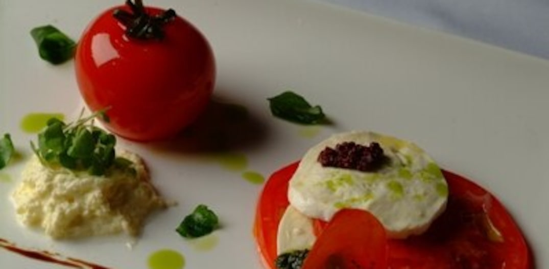 
Caprese Pomodori – tomate confitado recheado com burrata, telha de tomate, pesto de azeitona e pesto de manjericão (Fotos: Divulgação)
