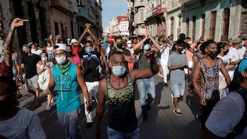 Manifestantes participam de protesto em Havana, Cuba, em meio a crise econômica e sanitária; governo chegou a acusar ação externa para desestabilizar o regime. Foto: Alexandre Meneghini/Reuters - 11/7/2021
