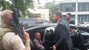 Policiais federais abordam carro do ex-presidente Michel Temer em São Paulo. Foto: Reprodução/TV Globo
