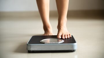 Female leg stepping on weigh scales. Healthy lifestyle, food and sport concept. Foto: Siam/Adobe Stock        