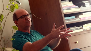 Em 2018, o escritor Luiz Ruffato em seu apartamento em São Paulo, autor de romances, contos e crônicas. Foto: Hélvio Romero/Estadão 