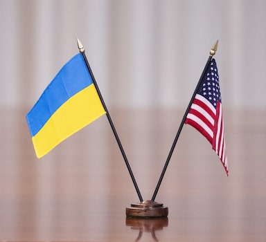 As bandeiras da Ucrânia e dos EUA em uma mesa durante uma reunião entre o primeiro-ministro da Ucrânia e o secretário de Defesa dos EUA, no Pentágono, em Arlington