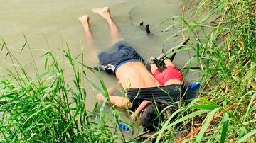 Óscar Alberto Martínez Ramírez, de 25 anos, e sua filha Valeria, de 1 ano e 11 meses, morreram afogados ao tentar cruzar trecho aparentemente calmo do Rio Grande na cidade mexicana de Matamoros. Foto: AP Photo/Julia Le Duc
