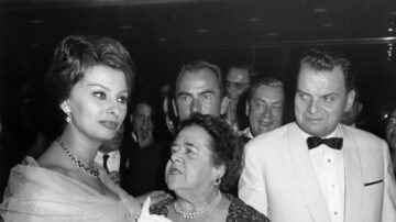 Foto tirada em 4 de julho de 1959 mostra a atriz italiana Sophia Loren, a jornalista americana Elsa Maxwell e o diretor do festival Alfred Bauer, à direita, durante palestra no festival de Berlim. Foto: Konrad Giehr / via AP