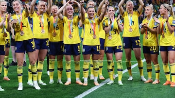 Sweden gesture to supporters as they celebrate with their bronze medals after defeating Australia in the Women's World Cup third place playoff soccer match in Brisbane, Australia, Saturday, Aug. 19, 2023. (AP Photo/Tertius Pickard). Foto: Tertius Pickard/AP Photo