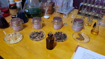Pesquisadores da UFSC recriaram perfume de Cleópatra, que agora faz parte da exposição “A química dos perfumes”, em cartaz no campus universitário. Foto: Núcleo de Apoio à Divulgação Científica UFSC