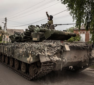 Soldado ucraniano pilota tanque de guerra em Kharkiv