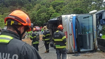 Acidente com ônibus de turismo na Rodovia Oswaldo Cruz deixa mortos e feridos. Foto: Corpo de Bombeiros de SP
