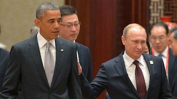 O presidente dos EUA, Barack Obama ao lado do presidenre da Rússia, Vladimir Putin. Foto: Ria Novosti/AP