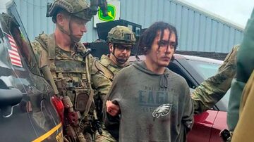 Danelo Souza Cavalcante is taken into custody at the Pennsylvania State Police barracks at Avondale Pa., on Wednesday, Sept. 13, 2023. Cavalcante was captured Wednesday after eluding hundreds of searchers for two weeks.(Pennsylvania State Police via AP). Foto: Pennsylvania State Police via AP