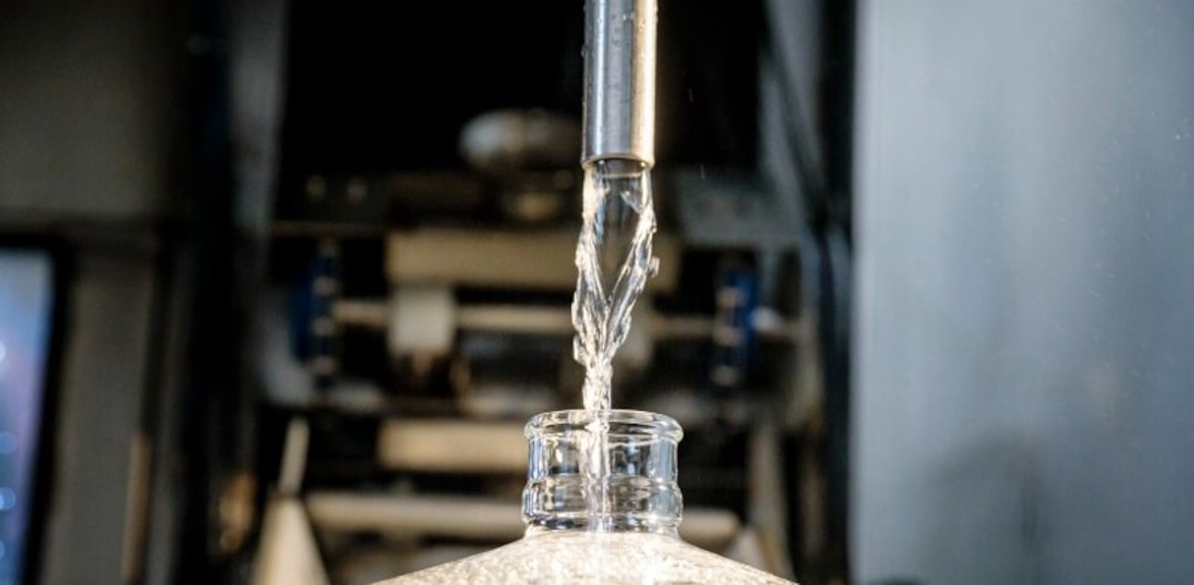 A Opal Springs Water vende "água natural", sem tratamento, em galões. Foto: Leah Nash|NYT