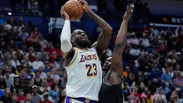Los Angeles Lakers forward LeBron James (23) shoots against New Orleans Pelicans forward Zion Williamson in the first half of an NBA basketball game in New Orleans, Sunday, April 14, 2024. (AP Photo/Gerald Herbert). Foto: Gerald Herbert/AP