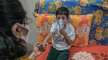 Shwetha Sree, left, with her 5-year-old son Vihaan, who has cystic fibrosis, in Hyderabad, India, Feb. 5, 2023. Vertex Pharmaceuticals is not making its drug, Trikafta, available in poorer countries, where thousands of diagnosed patients stand to benefit. (Atul Loke/The New York Times). Foto: Atul Loke/The New York Times