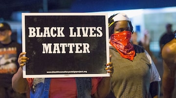 Manifestanteem Ferguson, nos EUA, exibe cartaz com a frase 'Black lives matter'('As vidas dos negros importam'), lema deum novo movimento social surgido após a morte de Michael Brown. Foto: Scott Olson/Getty Images/AFP