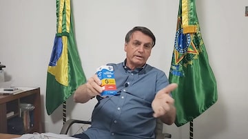 Diagnosticado com a covid-19, presidente Jair Bolsonaro mostrou o medicamento durante uma live e recomendou o uso da cloroquina. Foto: REPRODUCAO /YOUTUBE/JAIR BOLSONARO