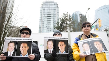 Manifestantes pedem liberdade dos canadenses Michael Spavor e Michael Kovrig em marcha em Vancouver. Foto: Jason Redmond/AFP