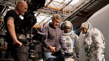 George Clooney dirigindo o filme ao lado dos atoresDavid Oyelowo e Tiffany Boone. Foto: Philippe Antonello/NETFLIX 