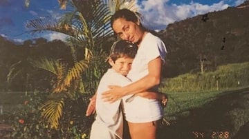 Cissa Guimarães em foto antiga ao lado de seu filho, Rafael Mascarenhas. Foto: Instagram / @cissaguimaraes