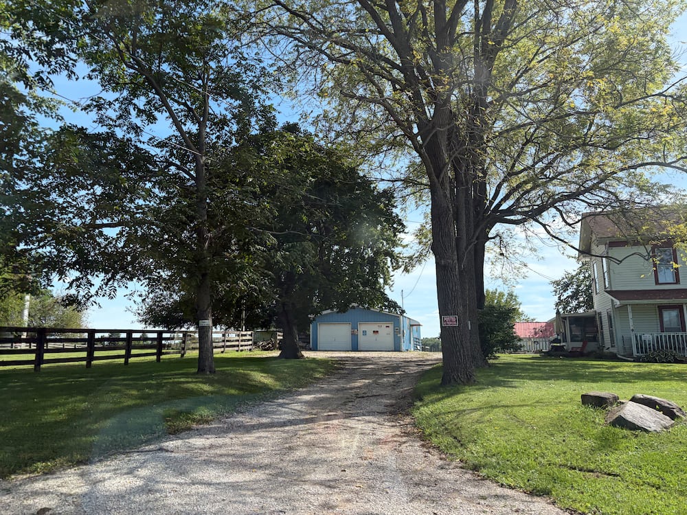 Registro das raras casas que continuam na região dos data centers, em New Albany, Ohio 