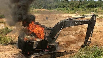 Máquina queimada por ser usadas para cometer crimes ambientais. Foto: POLÍCIA FEDERAL/DIVULGAÇÃO