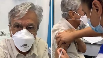 Caetano Veloso é vacinado nesta quinta-feira, 4, no Rio de Janeiro. Foto: Instagram/ @caetanoveloso