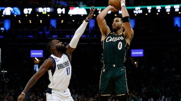 BOSTON, MA - NOVEMBER 23: Jayson Tatum #0 of the Boston Celtics shoots over Tim Hardaway Jr. #11 of the Dallas Mavericks during the third quarter at TD Garden on November 23, 2022 in Boston, Massachusetts. NOTE TO USER: User expressly acknowledges and agrees that, by downloading and/or using this Photograph, user is consenting to the terms and conditions of the Getty Images License Agreement. (Photo By Winslow Townson/Getty Images) (Photo by Winslow Townson / GETTY IMAGES NORTH AMERICA / Getty Images via AFP). Foto: WINSLOW TOWNSON / Getty Images via AFP